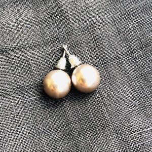 NWOT lovely gray pearl stud earrings